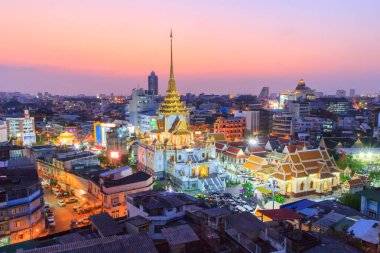 Bangkok, Tayland - 14 Mart, 2018: yüksek Wat Traimitr Withayaram görünümünde günbatımı Zamanı