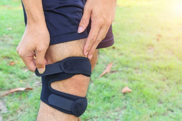 Hombre Usa Soporte Rodilla Con Luz Solar Parque Rodilleras Ortopédicas — Foto de Stock