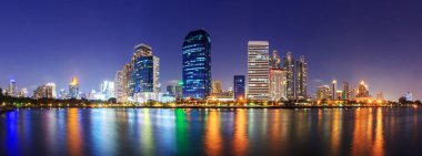 Göl Manzaralı yansımaları şehir / yüksek şehir lake görünümünde bina ile Panoraması