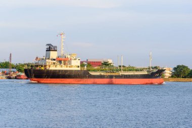 Gündoğumu zaman nehre büyük kargo botu