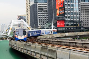 Bangkok, Tayland - 7 Mayıs, 2018: gökyüzü tren ulaşım şehir bangkok ve yüksek zemin üzerine inşa