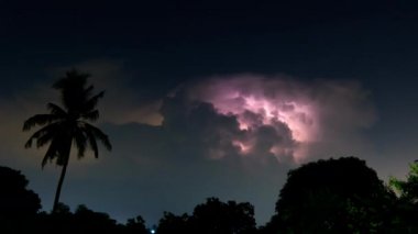 Yağmur yağmadan önce gök gürültülü kara bulut fırtınası