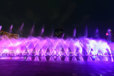 gece aydınlatma ile gösteren çeşme