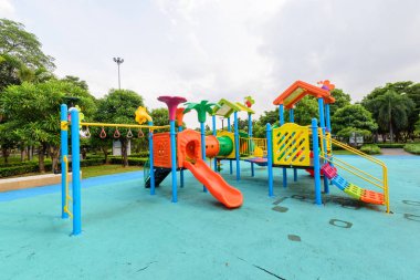 Halk parkında büyük bir oyun alanı ve onu oynayan kimliği belirsiz çocuklar..