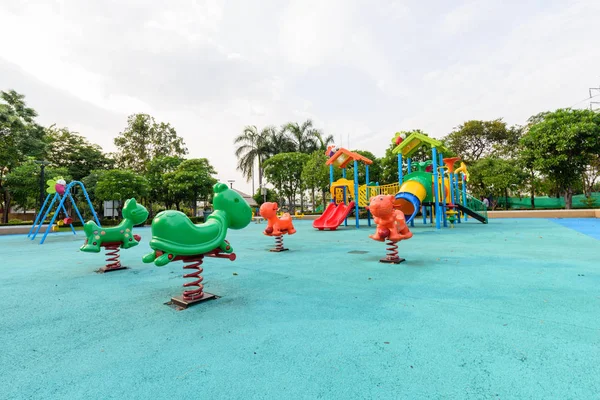 Duży Plac Zabaw Parku Publicznym Niezidentyfikowane Dzieci Bawiące Się Nim — Zdjęcie stockowe
