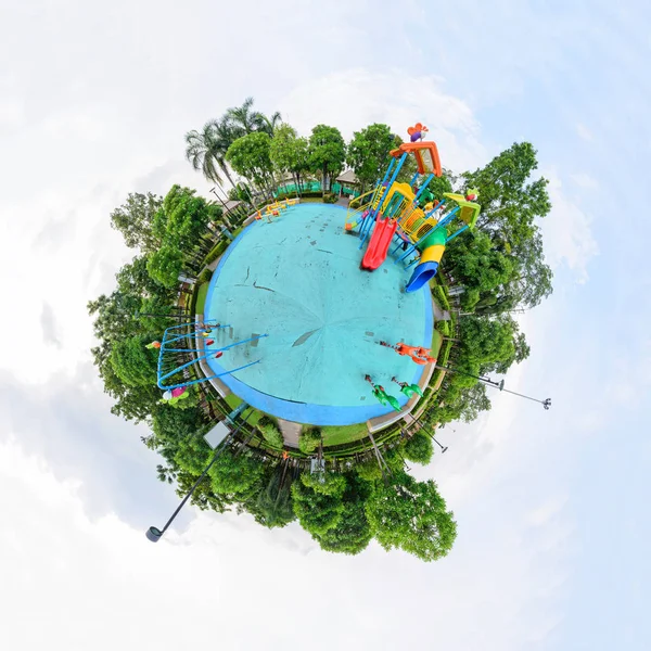公園の遊び場のパノラマ — ストック写真