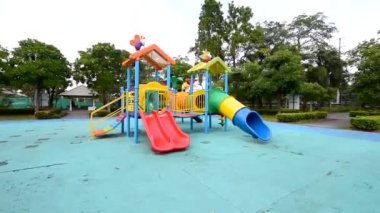 Halk parkındaki çocuklar için büyük oyun parkı manzarası