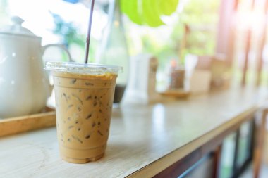 buzlu kahve güneş ışığı ile masada