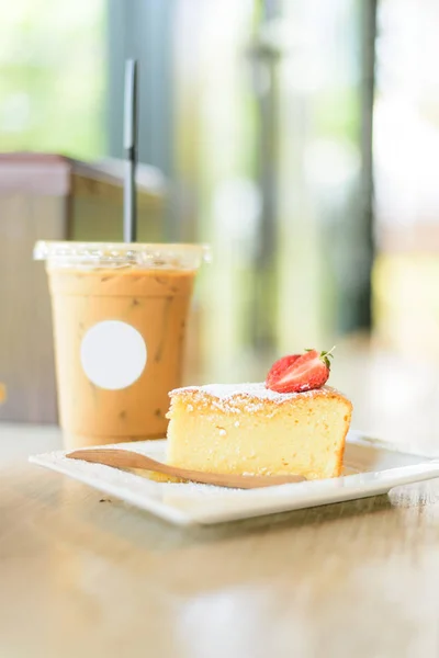 Gâteau Mou Avec Fraise Café Glacé Sur Table — Photo