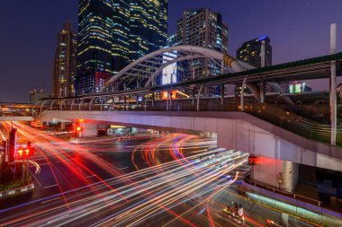 Bangkok, Tayland - 16 Ocak 2020: Chongnonsi Köprüsü kavşağında bulanık trafik ışığı / bulanık trafik ışığı 
