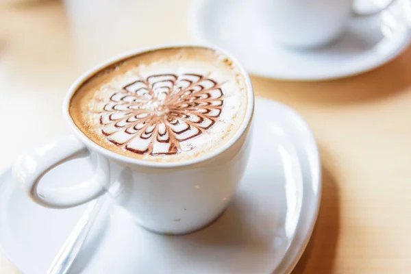 Café Quente Mesa Cappuccino Quente Com Espuma Leite Padrão Agradável — Fotografia de Stock