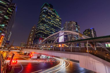Bangkok, Tayland - 16 Ocak 2020: Chongnonsi Köprüsü kavşağında bulanık trafik ışığı / bulanık trafik ışığı 