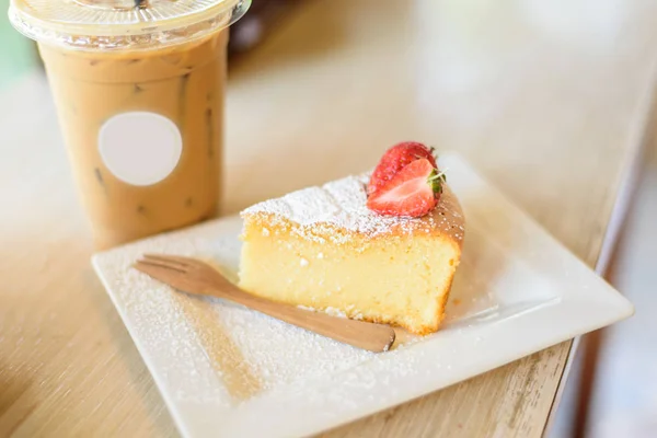 Pastel Suave Con Fresa Café Helado Mesa — Foto de Stock