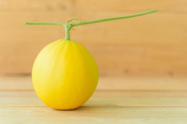 Tahta tabakta taze altın kavun