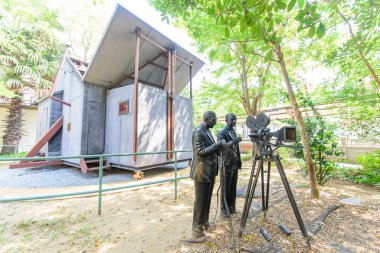 Nakhonpathom, Tayland - 1 Şubat 2020: Tayland Film Müzesi 'nde Eastman ve Edison heykeli