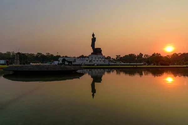 Nakhonpathom Thailandia Feb 2020 Grande Statua Buddha Con Riflessione Sulla — Foto Stock