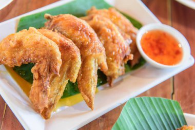 Soslu kızarmış tavuk kanadı