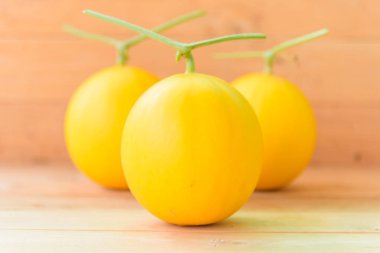 Tahta tabakta tatlı testçiyle taze altın kavun