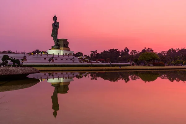 Nakhonpathom Tailandia Feb 2020 Gran Estatua Buda Con Reflexión Sobre — Foto de Stock