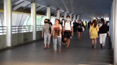 Bangkok, Tayland - 2 Şubat 2020: birçok insan yürüyüş yolunda Pm2.5 Toz ve Wuhan virüsünü (Covid-19) korumak için hijyenik maske takıyor