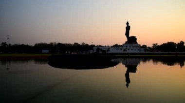 Nakhonpathom, Tayland - 1 Şubat 2020: Akşamları güneş ışığına yansıyan büyük Buda heykeli