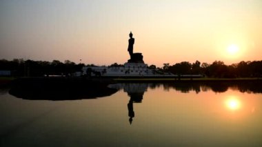 Nakhonpathom, Tayland - 1 Şubat 2020: Akşamları güneş ışığına yansıyan büyük Buda heykeli