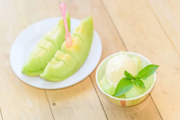 Crème Glacée Melon Sur Table Bois — Photo