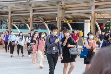 Bangkok, Tayland - 2 Mart 2020: birçok insan yürüyüş yolunda Pm2.5 Toz ve Corona virüsünü (Covid-19) korumak için hijyenik maske takıyor