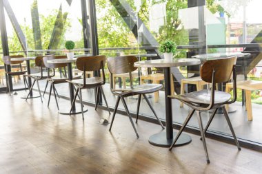 Kafedeki boş tahta koltuk.