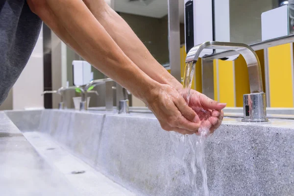 Πλύνετε Χέρια Νερό Προστατέψτε Την Υγεία Σας Από Ασθένειες — Φωτογραφία Αρχείου