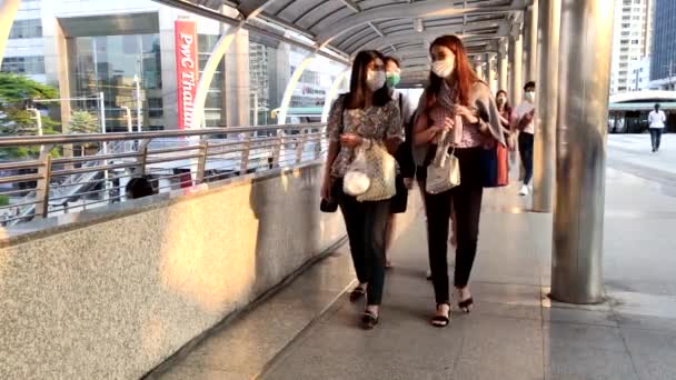 バンコク 2020年3月2日 多くの人々が歩道でPm2 5ほこりやコロナウイルス Covid を保護するための衛生的なマスクを着用しています — ストック動画