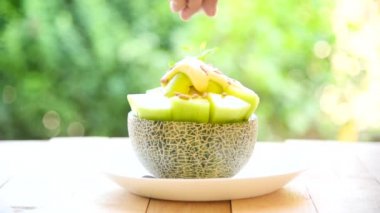 Tatlandırılmış konsantre sütü Melon Bingsu 'ya dökün. 