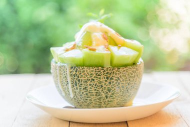 Tatlandırılmış konsantre sütle ahşap masada kavun Bingsu. 