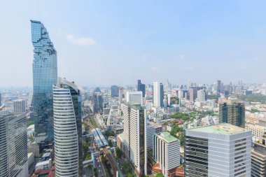 Şehirde yüksek binanın yüksek görünümü