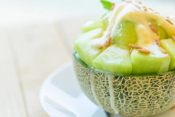 Meloen Bingsu Met Gezoete Gecondenseerde Melk Houten Tafel — Stockfoto