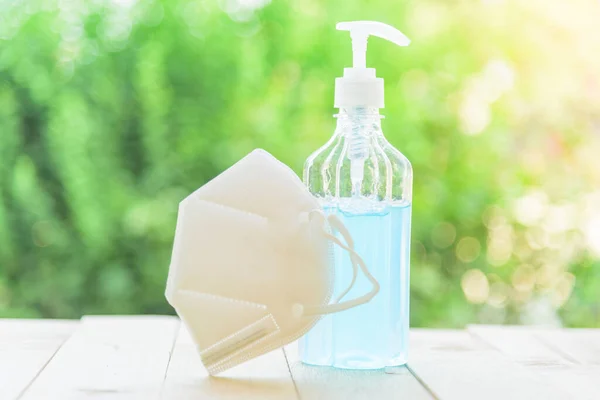 Gel Desinfectante Para Limpieza Mascarilla Blanca N95 Placa Madera — Foto de Stock