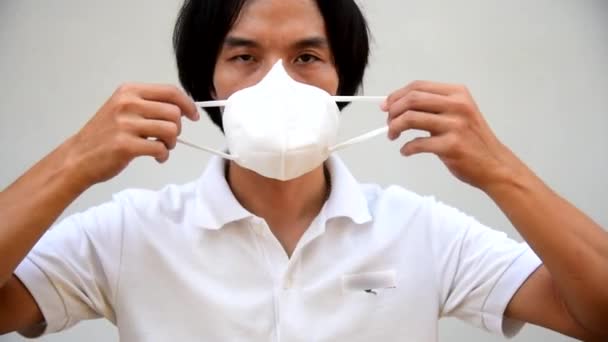 Uma Revisão Homem Asiático Para Usar Máscara N95 — Vídeo de Stock