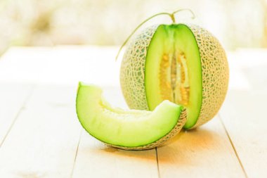 Tahta tabakta taze yeşil kavun