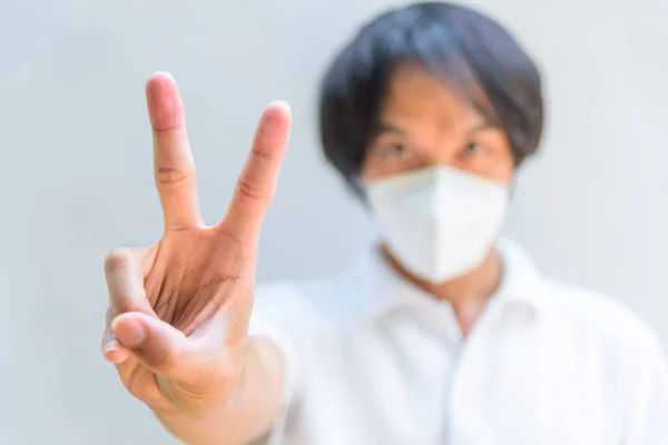 Homme Asiatique Porter Masque N95 Montrer Main Pour Signe Victoire — Photo