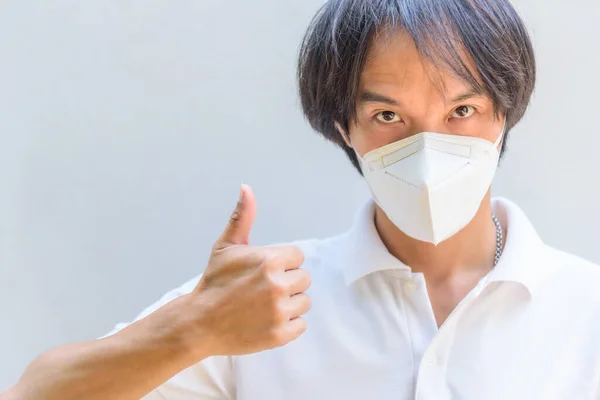 Asijský Muž Nosí Masku N95 Ukazuje Svou Ruku Bum Nahoru — Stock fotografie