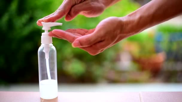 用清洁剂凝胶清洗双手 用洗洁手清洁日冕病毒 — 图库视频影像