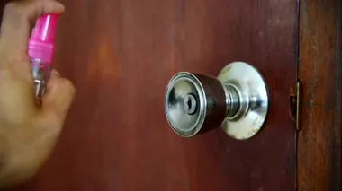 Kapı tokmağını alkolle temizlemek. 