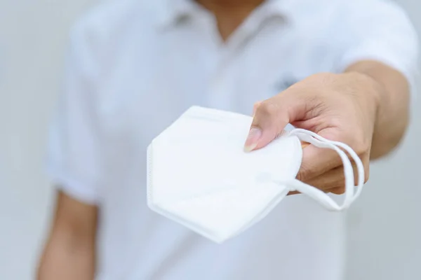 Senin için N95 maskesi. Adam senin için N95 maskesi verdi.