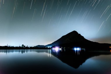 Gece vakti göl manzarasında yıldız izi