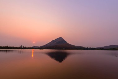 Göl güneş doğarken / Göl Manzaralı gündoğumu zamanında