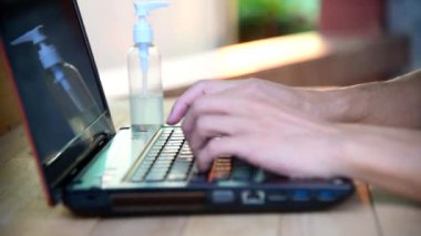 Evden çalışma / Adam N95 maskesi takıyor ve evden işe giderken Corona virüsünün kritik zamanını kullanıyor.