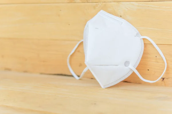 Tahta tabakta Beyaz N95 Maske