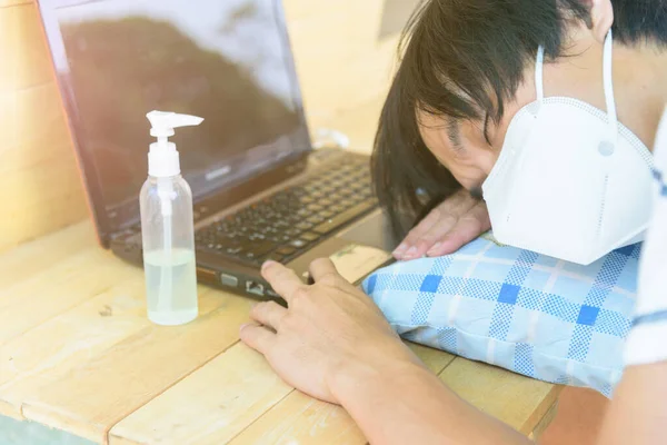 Werken Vanuit Huis Man Draagt N95 Masker Slapen Met Laptop — Stockfoto