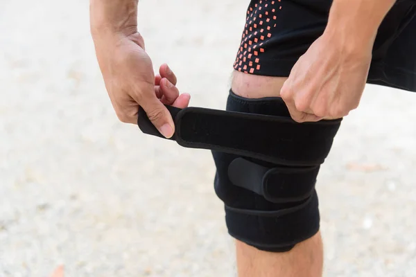 Sport Slip Knie Man Met Kniebeschermer Leggings Sport — Stockfoto