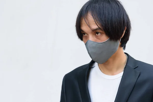 Asyalı Adam Covid Bez Maskeden Korunmak Için Bez Maske Takıyor — Stok fotoğraf